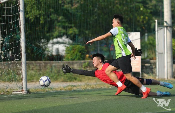 Những trận bóng đá phủi luôn đầy ắp những tình huống sôi nổi và gay cấn.