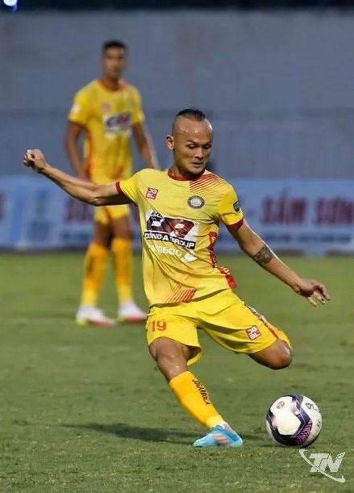 Cầu thủ Lê Quốc Phương có 16 năm thi đấu trong màu áo của Đông Á Thanh Hóa ( 200 trận, ghi 43 bàn thắng).