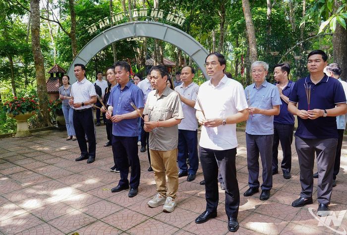 Đoàn công tác thắp hương tại đền An Mạ.