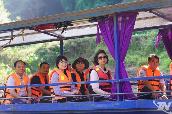 Thành viên Đoàn công tác khảo sát trên Hồ Ba Bể.