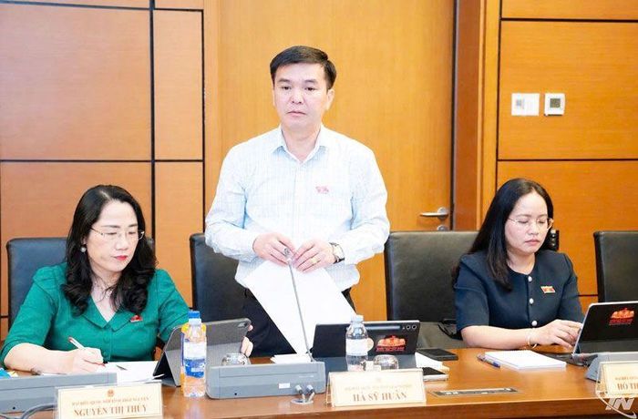 Đại biểu Hà Sỹ Huân, Phó Trưởng Đoàn chuyên trách Đoàn ĐBQH tỉnh Thái Nguyên thảo luận tại Tổ.