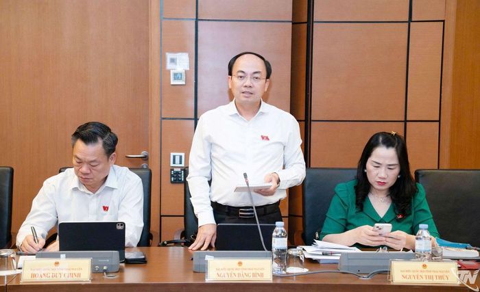 Đại biểu Nguyễn Đăng Bình, Phó Bí thư Thường trực Tỉnh ủy, Trưởng Đoàn ĐBQH tỉnh Thái Nguyên thảo luận tại Tổ.