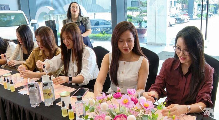 Mô hình workshop làm nến thơm thủ công thu hút nhiều khách hàng tham gia trải nghiệm, tự tay tạo nên những món quà tặng mang dấu ấn cá nhân dịp 20/10.