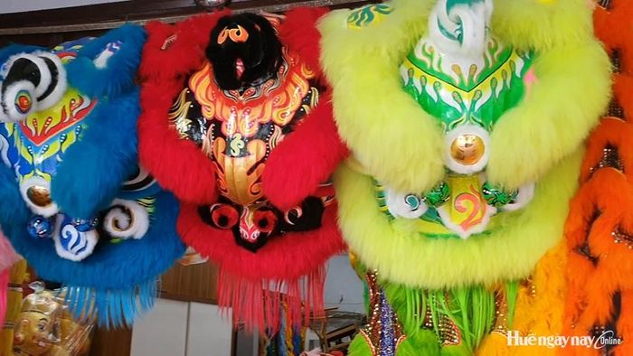 Những chiếc đầu lân của xứ Huế được xuất khẩu sang Singapore, Malaysia. Ảnh minh họa: Nguyễn Quân