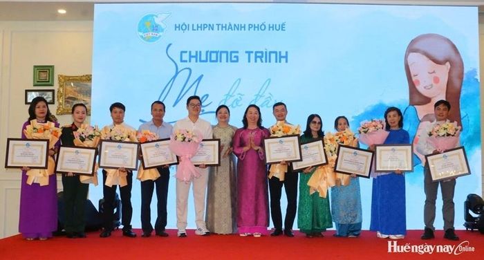 Ban Thường vụ Hội LHPN thành phố tặng bằng khen cho các tập thể, cá nhân có thành tích trong chương trình “Mẹ đỡ đầu".