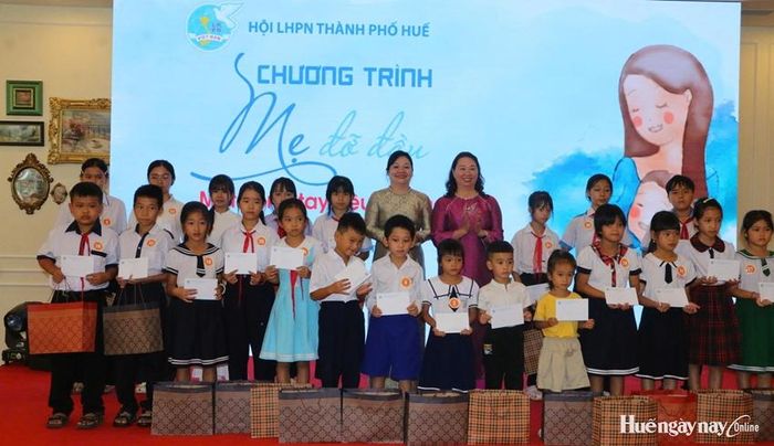 Tặng quà cho các em học sinh mồ côi, có hoàn cảnh khó khăn.