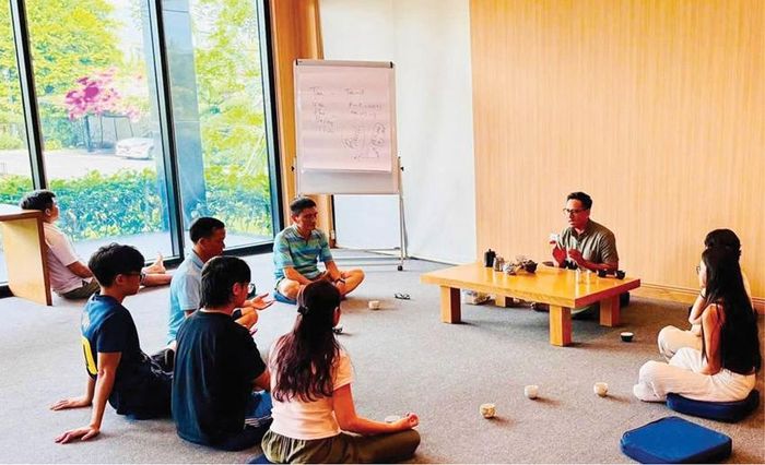 Người thực hành lắng nghe âm thanh từ lúc vang lên cho đến khi tan hẳn, như một cách đưa sự chú ý trở về hiện tại. Ảnh: Anh Duy 