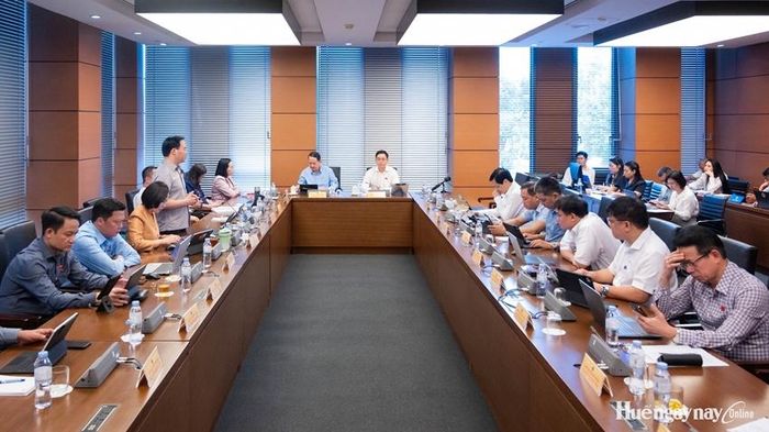 Toàn cảnh phiên thảo luận ở tổ 9. Ảnh: Đoàn ĐBQH thành phố cung cấp