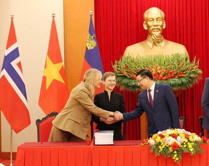 Bộ trưởng Bộ Công Thương Lê Mạnh Hùng cùng đại diện các nước EFTA tại Lễ kí kết Hiệp định. (Ảnh: Cấn Dũng)