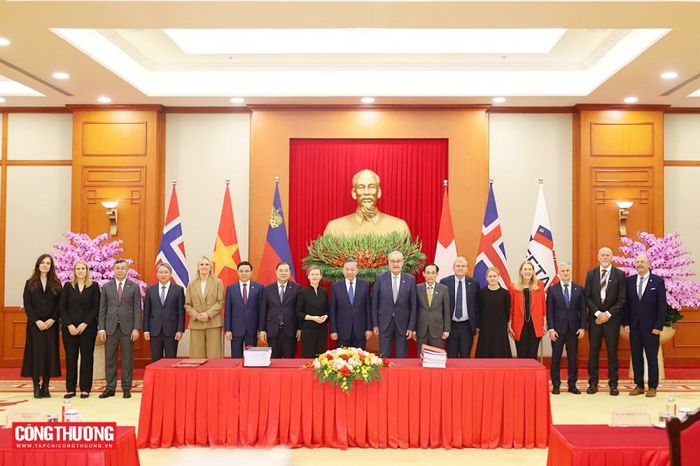 Tổng bí thư, Chủ tịch nước Tô Lâm cùng các đại biểu Việt Nam và các nước thành viên EFTA tại Lễ kí kết Hiệp định.