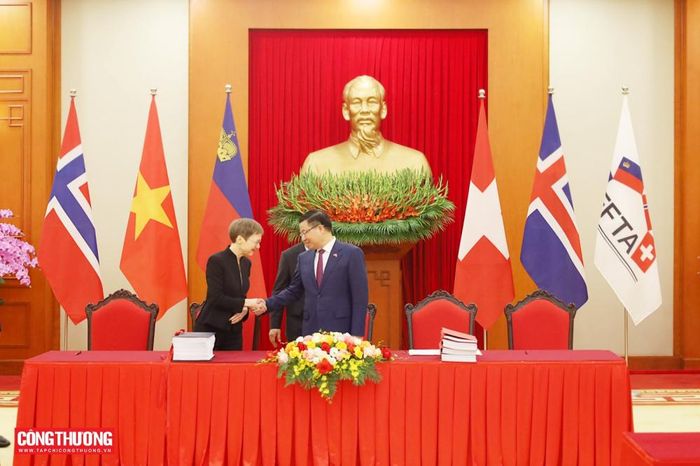 Bộ trưởng Bộ Công Thương Lê Mạnh Hùng cùng đại diện các nước EFTA tại Lễ kí kết Hiệp định.