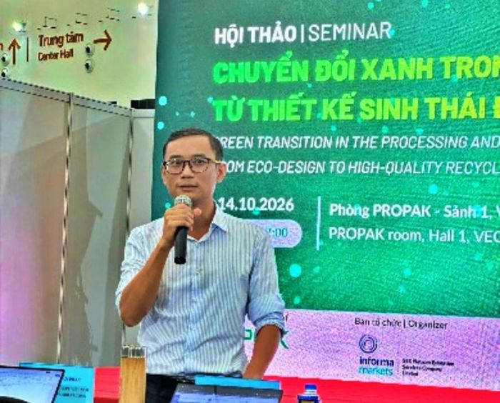 Ông Nguyễn Thi - Giảng viên Trường Đại học Tài nguyên và Môi trường - Hà Nội trao đổi tại Hội thảo 