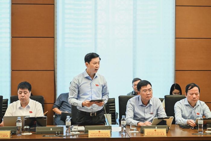Đại biểu Nguyễn Hoàng Tùng, Đoàn ĐBQH tỉnh Lạng Sơn đề nghị Chính phủ đánh giá đầy đủ tác động thực chất đối với khả năng cân đối ngân sách của từng nhóm địa phương, nhất là các tỉnh miền núi, biên giới. (Ảnh: Duy Linh)