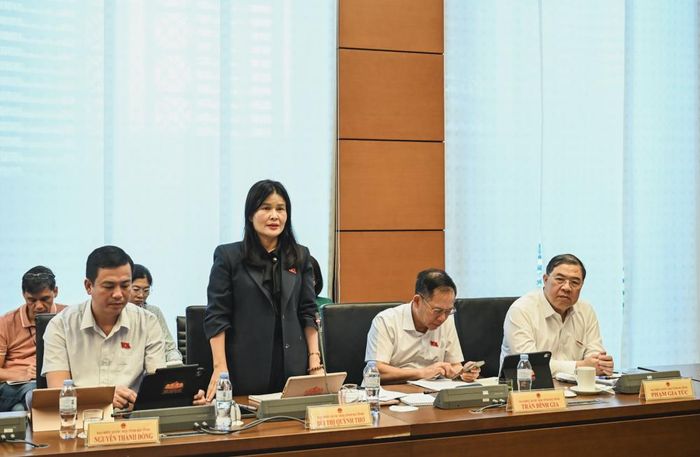 Đại biểu Bùi Thị Quỳnh Thơ, Đoàn ĐBQH tỉnh Hà Tĩnh đề nghị tính toán lại tác động của các tỷ lệ điều tiết dự kiến áp dụng, bảo đảm cơ chế phân chia nguồn thu phù hợp với điều kiện thực tế của từng địa phương. (Ảnh: Duy Linh)