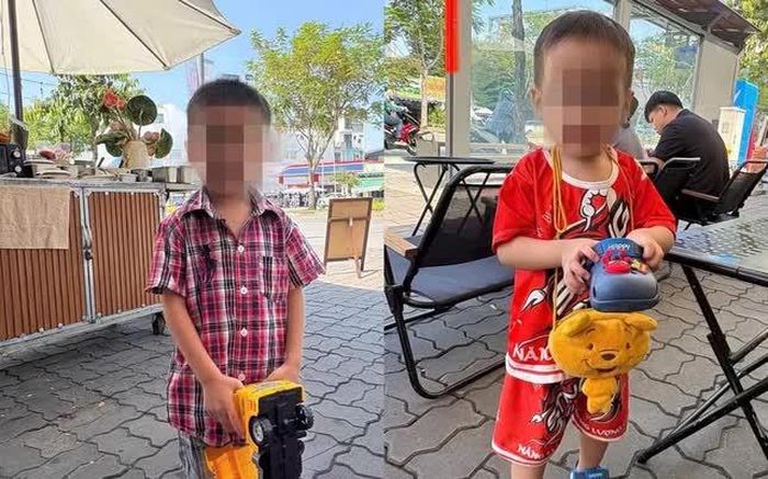 Hai bé trai bị bỏ rơi trên đường Trần Não - Ảnh: UBND phường An Khánh