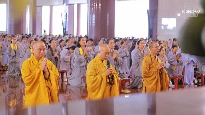 Chư tôn đức Hội đồng Điều hành Học viện hướng dẫn khóa lễ tụng kinh