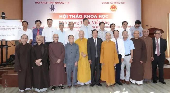 Chư tôn đức và các nhà nghiên cứu lưu niệm sau hội thảo