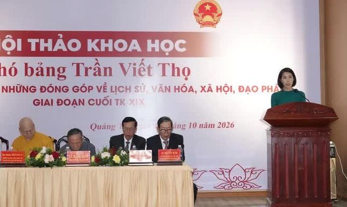 Bà Trần Thị Minh Thúy, cháu gọi ngài Điềm Tịnh Trần Viết Thọ bằng cố nội phát biểu tại hội thảo