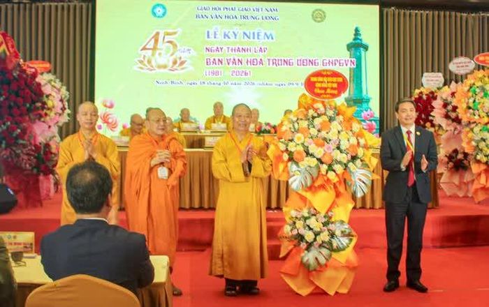 Ban Văn hóa Trung ương nhận hoa chúc mừng