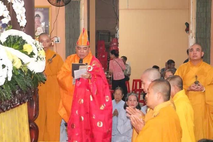 Chư tôn đức Ban Kinh sư cử hành nghi thức cung tiến Giác linh cố Hòa thượng