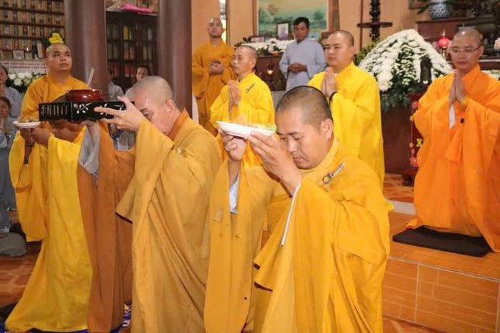 Môn đồ pháp quyến dâng phạn thực cúng dường