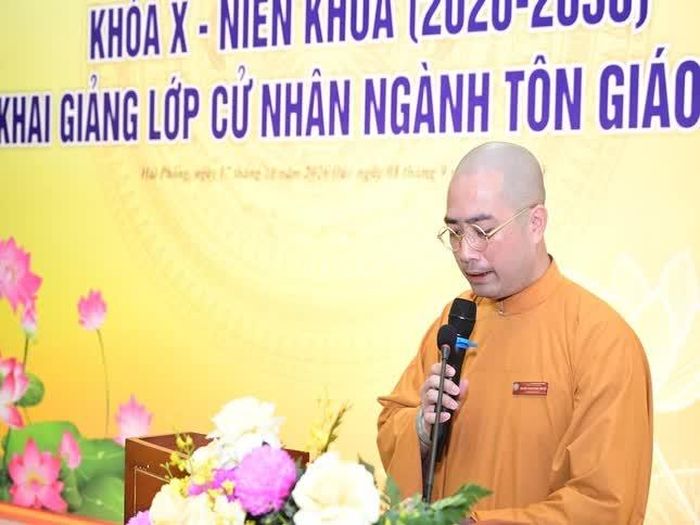 Đại đức Thích Quảng Thuyết đọc báo cáo