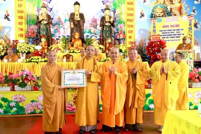  Trung ương GHPGVN trao tặng Bằng tuyên dương công đức đến các tập thể Phân ban Phật tử dân tộc Trung ương 
