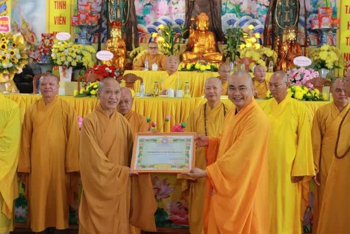  Ban Hướng dẫn Phật từ Trung ương trao Bằng tuyên dương công đức 
