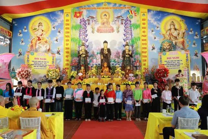  Phân ban Phật tử Dân tộc Trung ương đã trao tặng 20 suất học bổng cho các em học sinh 