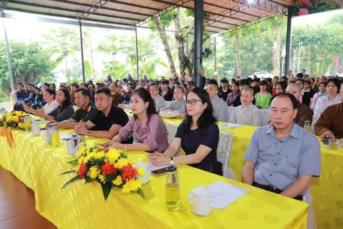  Đại diện lãnh đạo địa phương và Phật tử tham dự 