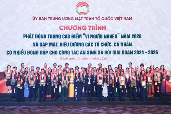 Các đồng chí Bùi Thị Minh Hoài, Phạm Gia Túc tuyên dương những tổ chức, cá nhân có nhiều đóng góp cho công tác an sinh xã hội giai đoạn 2024-2026.