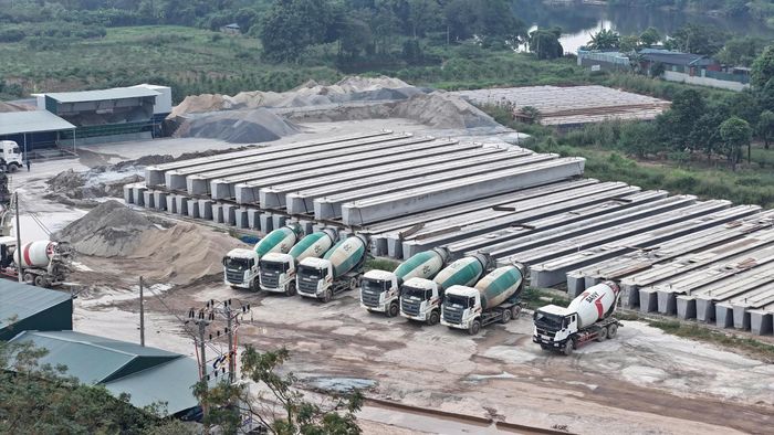 Anh Vũ Văn Tuấn (quê Nghệ An), công nhân đang làm việc tại công trường, chia sẻ: “Thi công cầu vượt sông có nhiều công đoạn phức tạp, yêu cầu cao về kỹ thuật và an toàn lao động. Chúng tôi phải tuân thủ nghiêm quy trình, phối hợp nhịp nhàng để bảo đảm chất lượng từng hạng mục. Dù công việc vất vả, ai cũng mong công trình thuận lợi, sớm hoàn thành để đưa vào khai thác, góp phần cải thiện việc đi lại của người dân”.