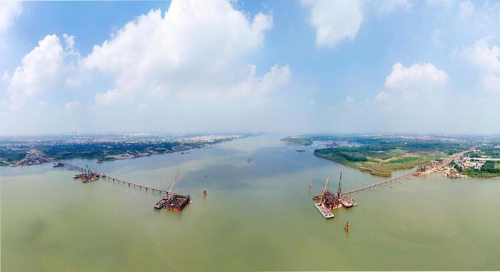 Trên công trường cầu Thượng Cát, các nhà thầu huy động tối đa nhân lực, máy móc, triển khai nhiều mũi thi công cùng lúc, từ khoan cọc nhồi, đổ bê tông trụ đến đúc dầm cầu. Nhịp làm việc khẩn trương được duy trì theo chế độ “3 ca, 4 kíp”, tận dụng tối đa thời gian, đẩy nhanh tiến độ từng hạng mục theo kế hoạch.