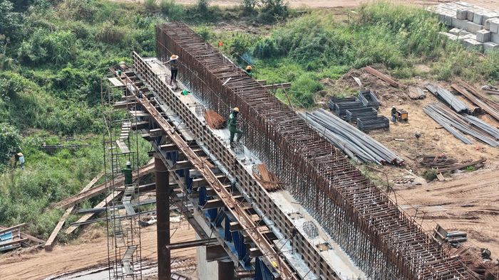 Giữa lòng sông Hồng, ba vị trí trụ tháp chính của cầu dây văng Thượng Cát đang dần lộ diện, đánh dấu bước chuyển quan trọng trong quá trình thi công cầu chính. Sau khi cơ bản hoàn thành khoan cọc nhồi tại cả ba vị trí, các nhà thầu đang triển khai thi công bệ trụ, tạo nền tảng để vươn cao những trụ tháp trong giai đoạn tiếp theo.