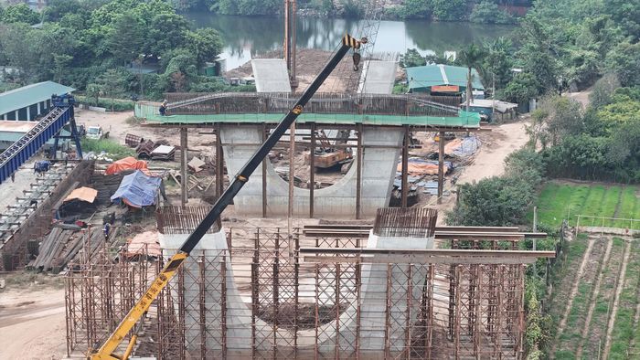 Theo Ban Quản lý dự án công trình giao thông Hà Nội, giá trị khối lượng xây lắp cầu Thượng Cát lũy kế đạt khoảng 864,7 tỷ đồng, tương đương 16,2% giá trị hợp đồng. Những con số này ghi nhận tiến độ triển khai các hạng mục trên công trường sau hơn một năm khởi công.