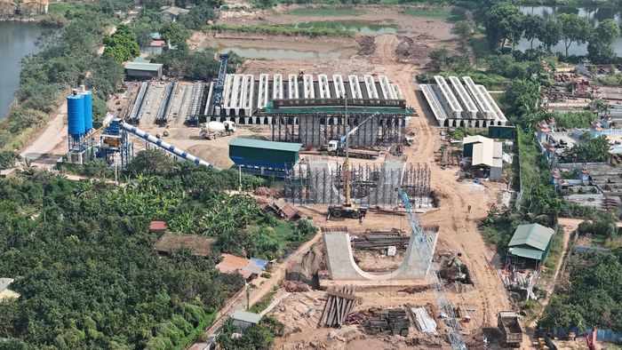 Tại hai đầu cầu Thượng Cát, những trụ cầu chính trên bờ cơ bản hoàn thiện, trong khi phía xã Thiên Lộc, hệ thống trụ cầu cạn đang dần nối dài, tạo nên dáng hình công trình. Gần công trường phía phường Thượng Cát, bãi đúc dầm được bố trí phục vụ thi công, góp phần đẩy nhanh tiến độ các hạng mục kết cấu cầu.