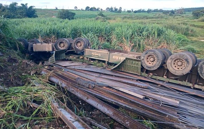 Hiện trường xe đầu kéo bị lật khiến 2 người tử vong. (Ảnh: V.L).