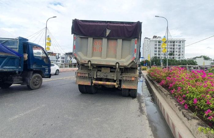 Chiếc xe ben tại hiện trường vụ tai nạn. (Ảnh: Thành Long).