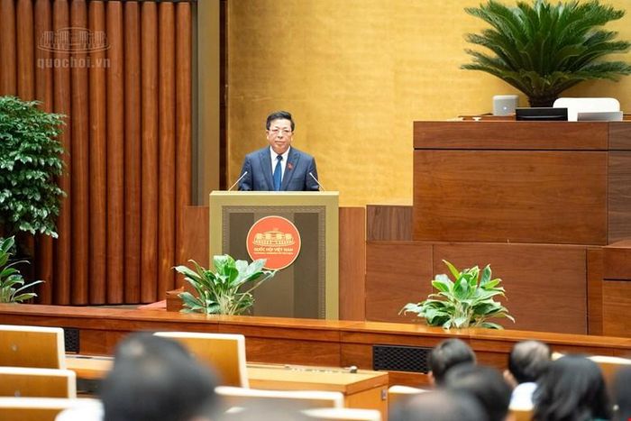 Bộ trưởng Bộ Xây dựng Trần Hồng Minh báo cáo trước Quốc hội sáng 18/10. (Ảnh: Media Quốc hội).