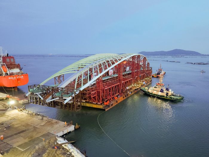 Nhịp chính cầu đi bộ có kết cấu vòm thép dài khoảng 187m, được chế tạo tại Nhà máy Đại Dũng. Cùng với hệ khung đỡ, toàn bộ tổ hợp có trọng lượng khoảng 3.400 tấn.
