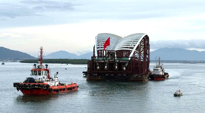 Theo kế hoạch, đoàn lai dắt nghỉ qua đêm tại khu vực phao neo SR05 trên luồng Soài Rạp, sau đó tiếp tục hành trình vào ngày 19/10. Dự kiến chiều cùng ngày, sà lan sẽ đến khu vực Bến Bạch Đằng, TP.HCM, chuẩn bị cho công tác định vị, đưa nhịp vòm thép vào vị trí lắp đặt và hợp long cầu đi bộ theo kế hoạch ngày 21/10.