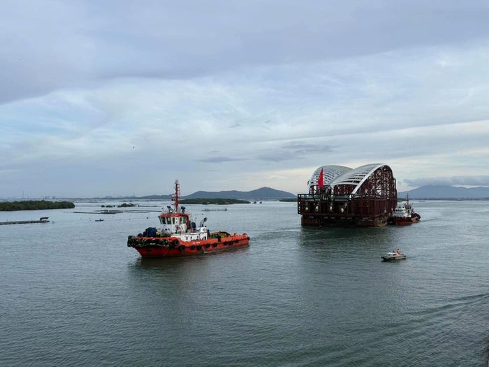 Tàu kéo chính VNL Vision có công suất 5.000 mã lực, được trang bị hệ thống chân vịt Azimuth có khả năng xoay 360 độ. Thiết bị này giúp tăng khả năng điều động, hỗ trợ kiểm soát hướng di chuyển của đoàn lai dắt và phục vụ các thao tác xoay sà lan khi đưa kết cấu cầu vào vị trí lắp đặt.