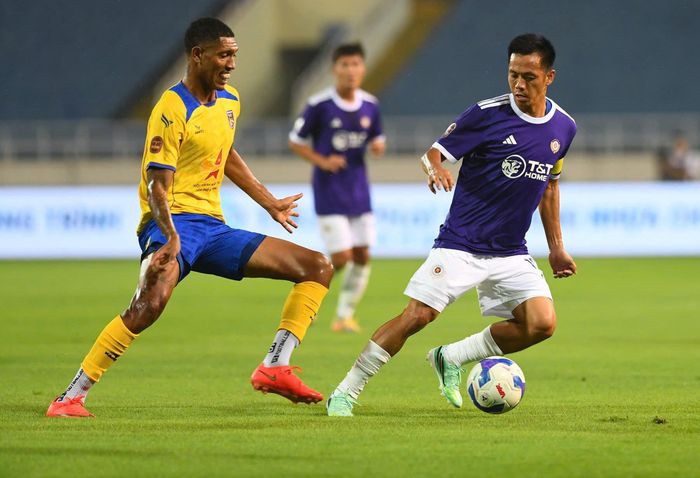 Hà Nội FC (áo tím) được dự báo sẽ gặp nhiều khó khăn trước CLB Công an Hà Nội. 