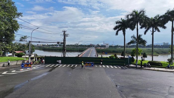 Phương tiện bị cấm qua cầu (Ảnh: Lê Danh).