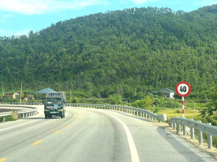 Biển hạn chế tốc độ tối đa 40km/h tại đoạn Km49.