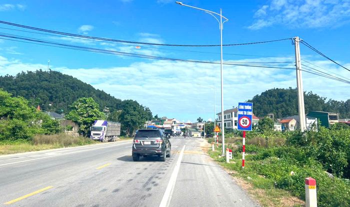 Biển công trường đang thi công, hạn chế tốc độ tối đa 50km/h tại Km 66+800.