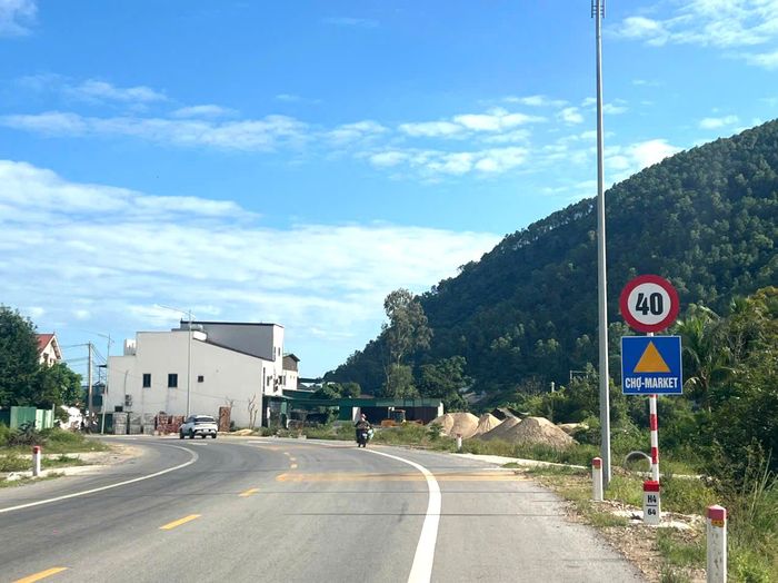Biển báo hạn chế tốc độ tối đa 40km/h tại Km 64+400.