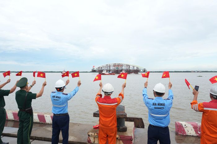 Đoàn lai dắt đặc biệt thu hút sự chú ý của cán bộ, nhân viên và người lao động tại Cảng Quốc tế Long An.