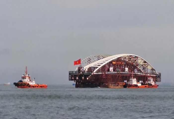 Sau ngày đầu di chuyển khoảng 75,6km, đoàn lai dắt tạm dừng tại phao SR05 trên luồng Soài Rạp.