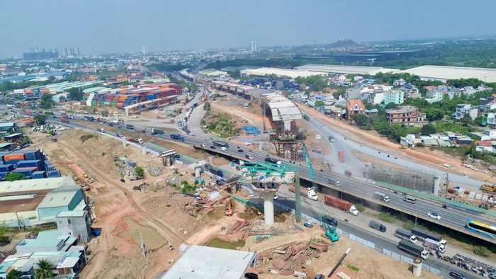 Công tác thi công các dự án giao thông chịu áp lực khi nguồn cung một số loại vật liệu chưa ổn định.